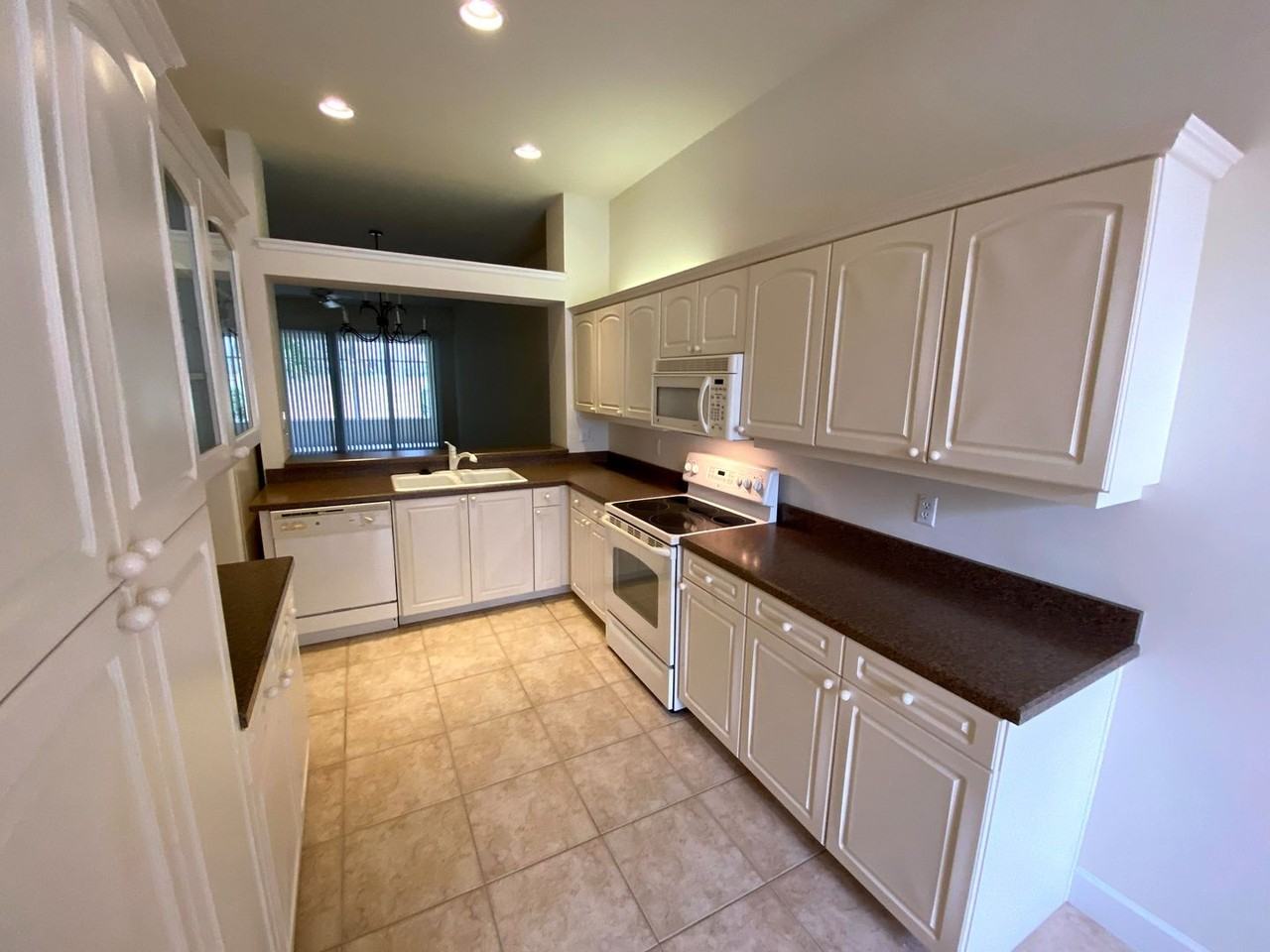 1427 Carlow Cir - Photo 4 of 9