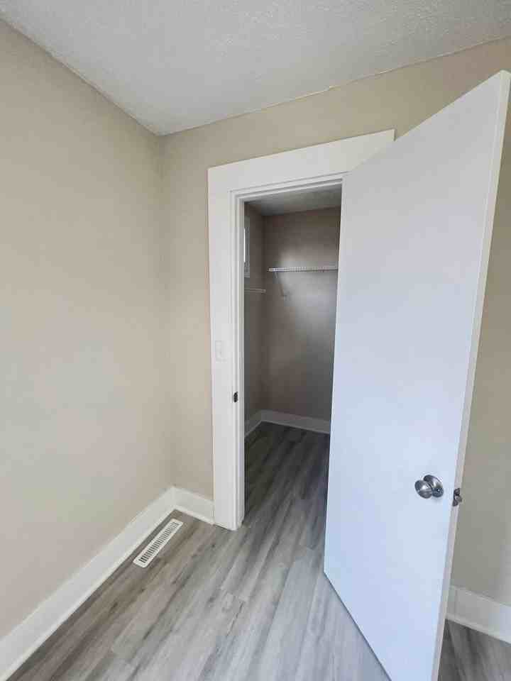 539 S Fort Ave - Photo 7 of 16