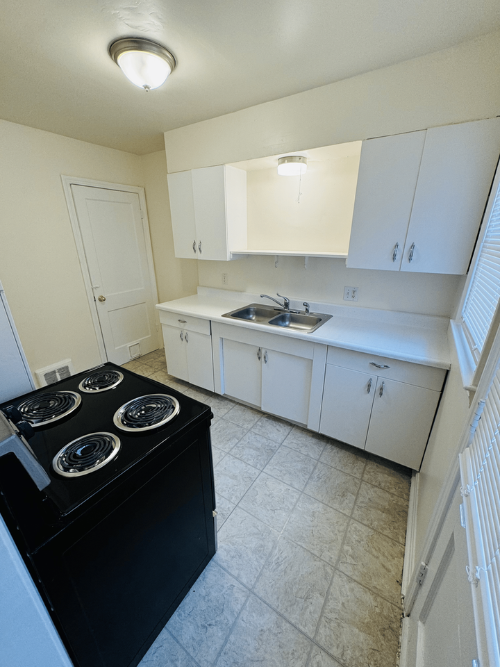 1814 S Vermont Ave - Photo 7 of 9