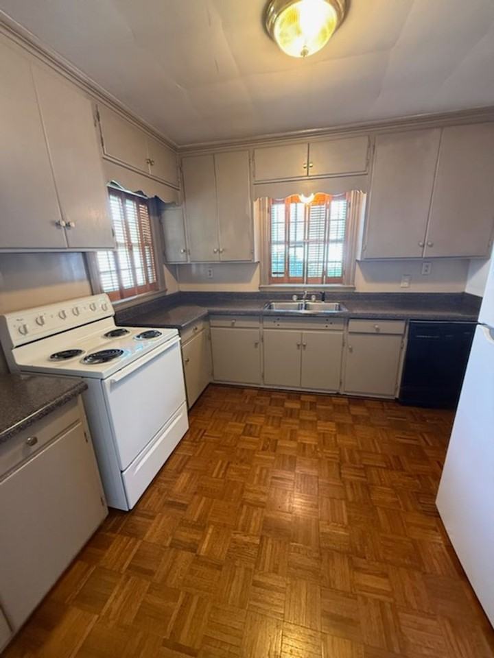 227 Lexington Rd - Photo 2 of 7