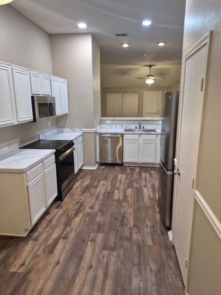 809 Canyon Cove Dr - Photo 3 of 29