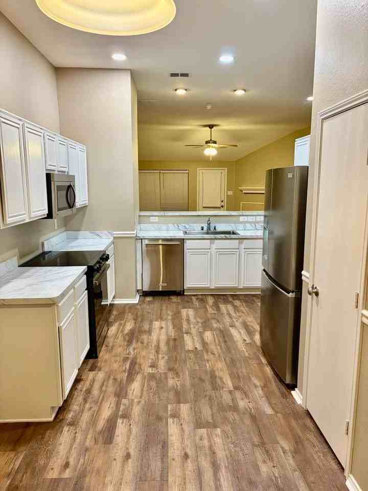 809 Canyon Cove Dr - Photo 2 of 29