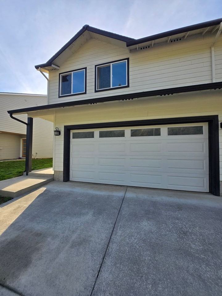 213 Oak St - Photo 2 of 22