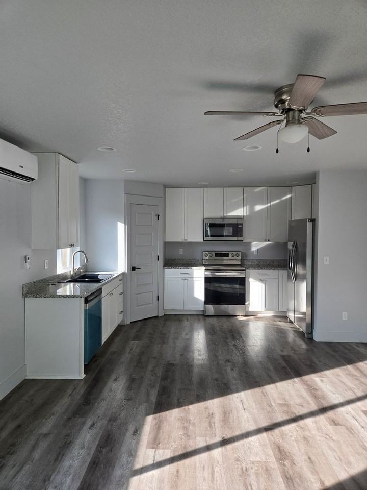 213 Oak St - Photo 3 of 22