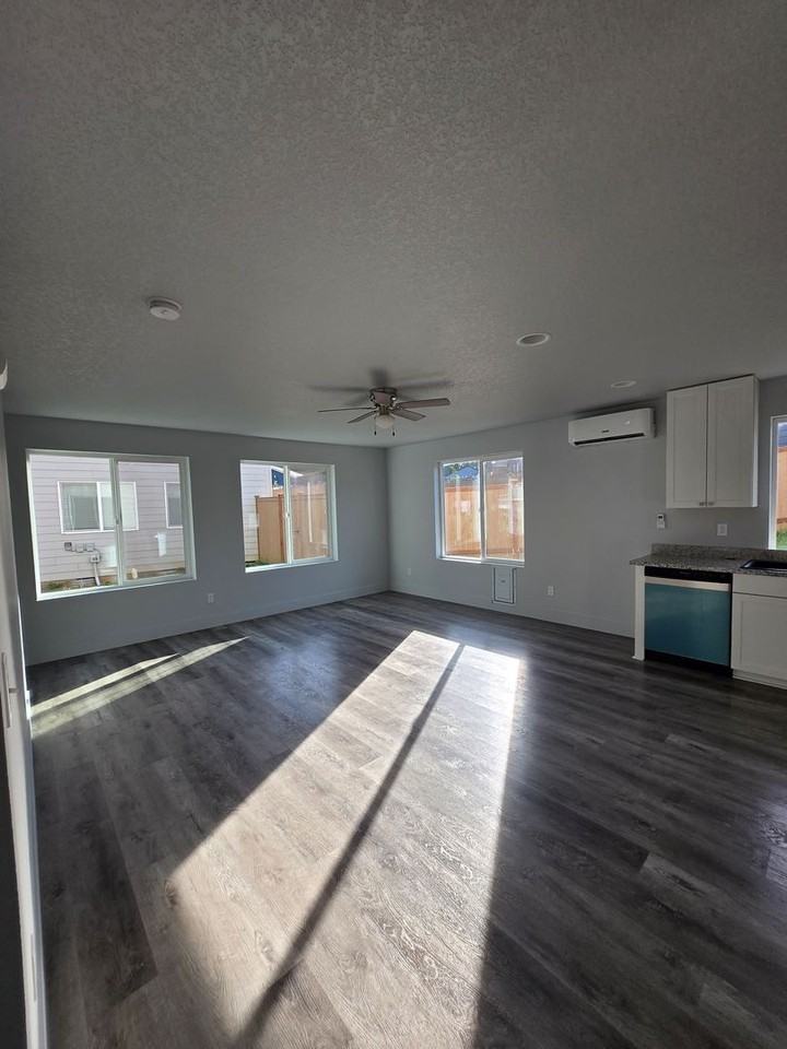 213 Oak St - Photo 4 of 22