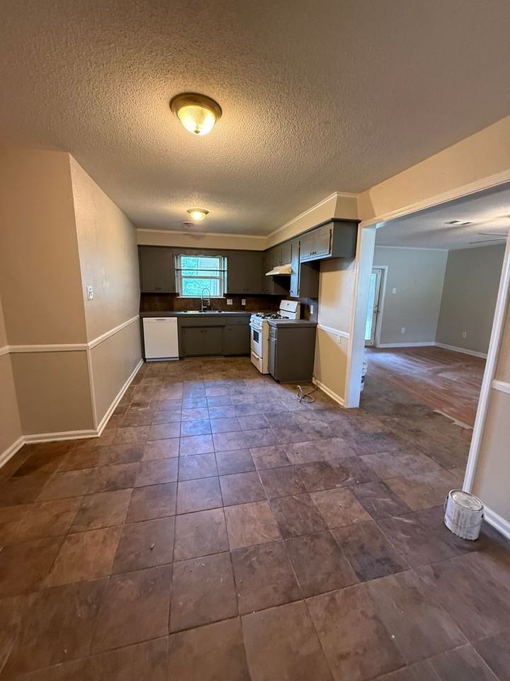 705 K St - Photo 2 of 9