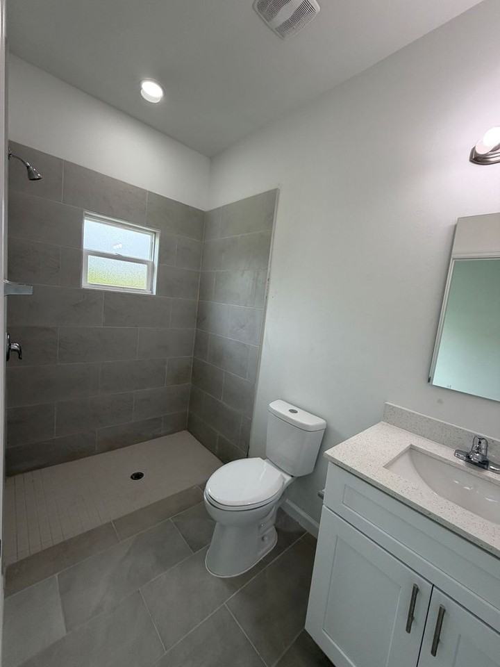 4218 E 30th St - Photo 4 of 11