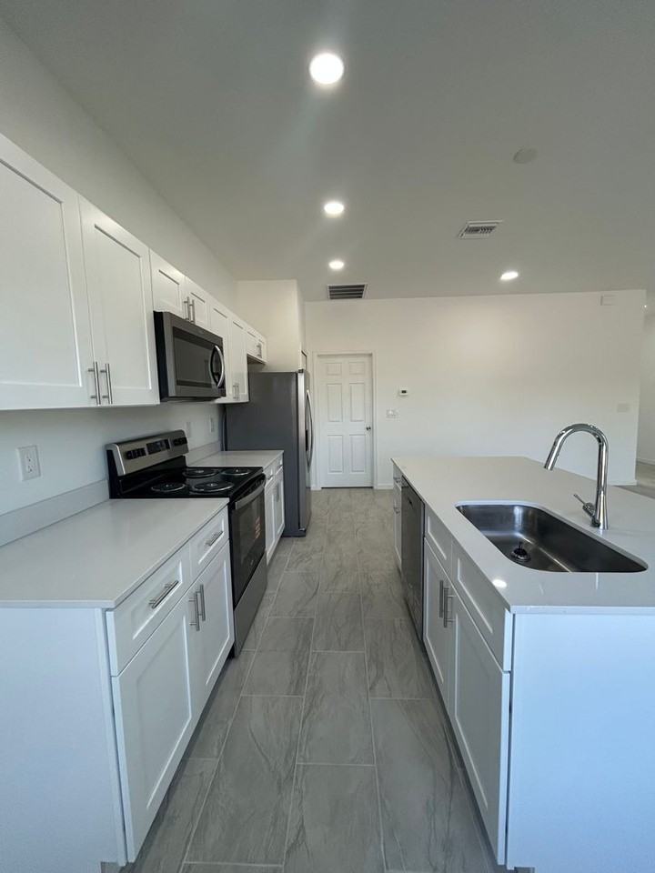 3506 68th St W - Photo 7 of 33