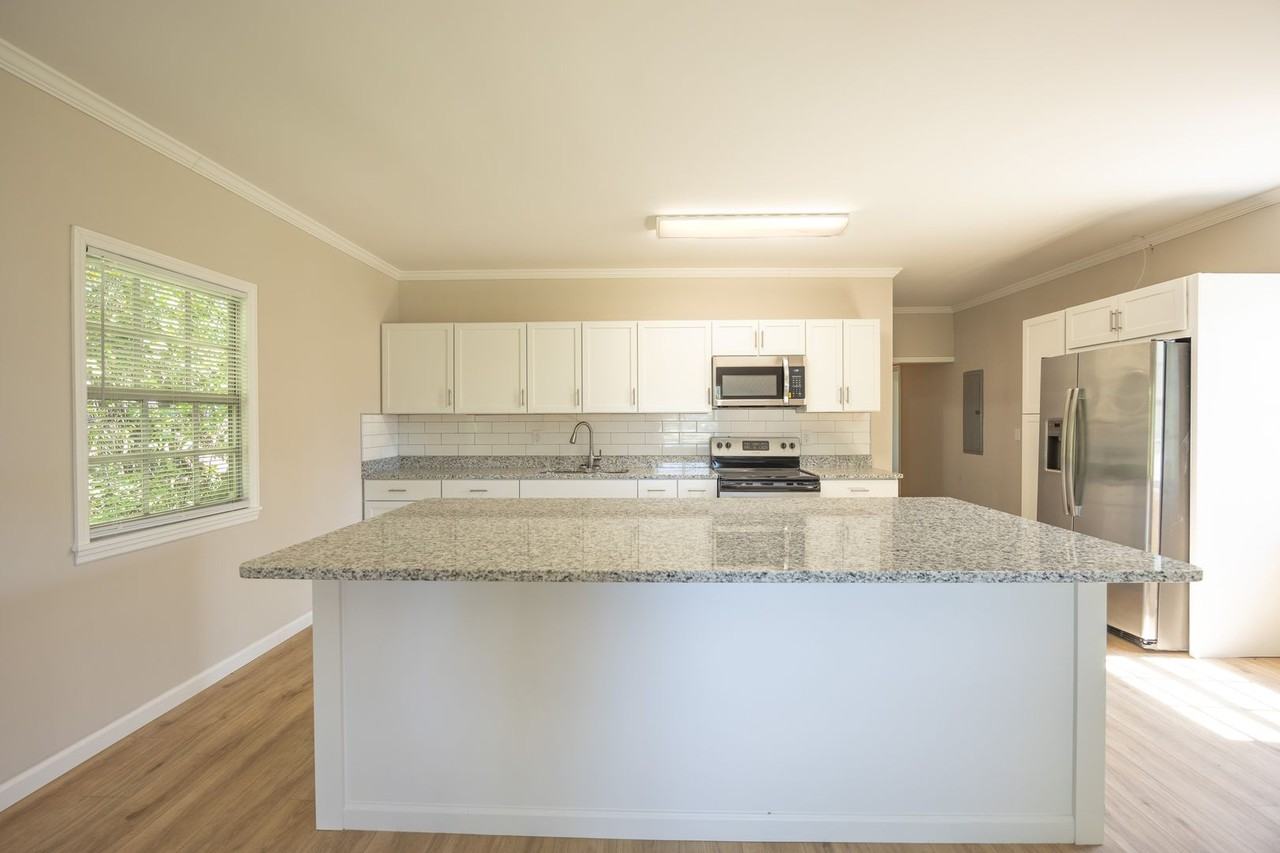 263 Georgia Ave - Photo 5 of 10