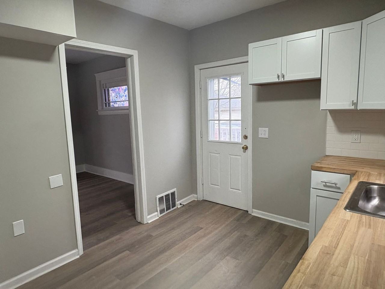 1046 W 21st St - Photo 2 of 16