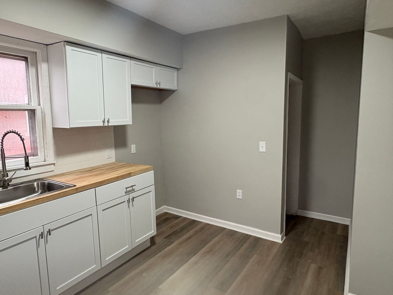 1046 W 21st St - Photo 3 of 16