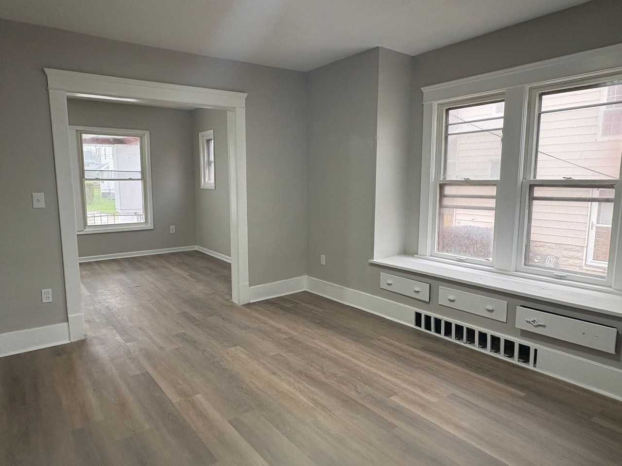 1046 W 21st St - Photo 4 of 16