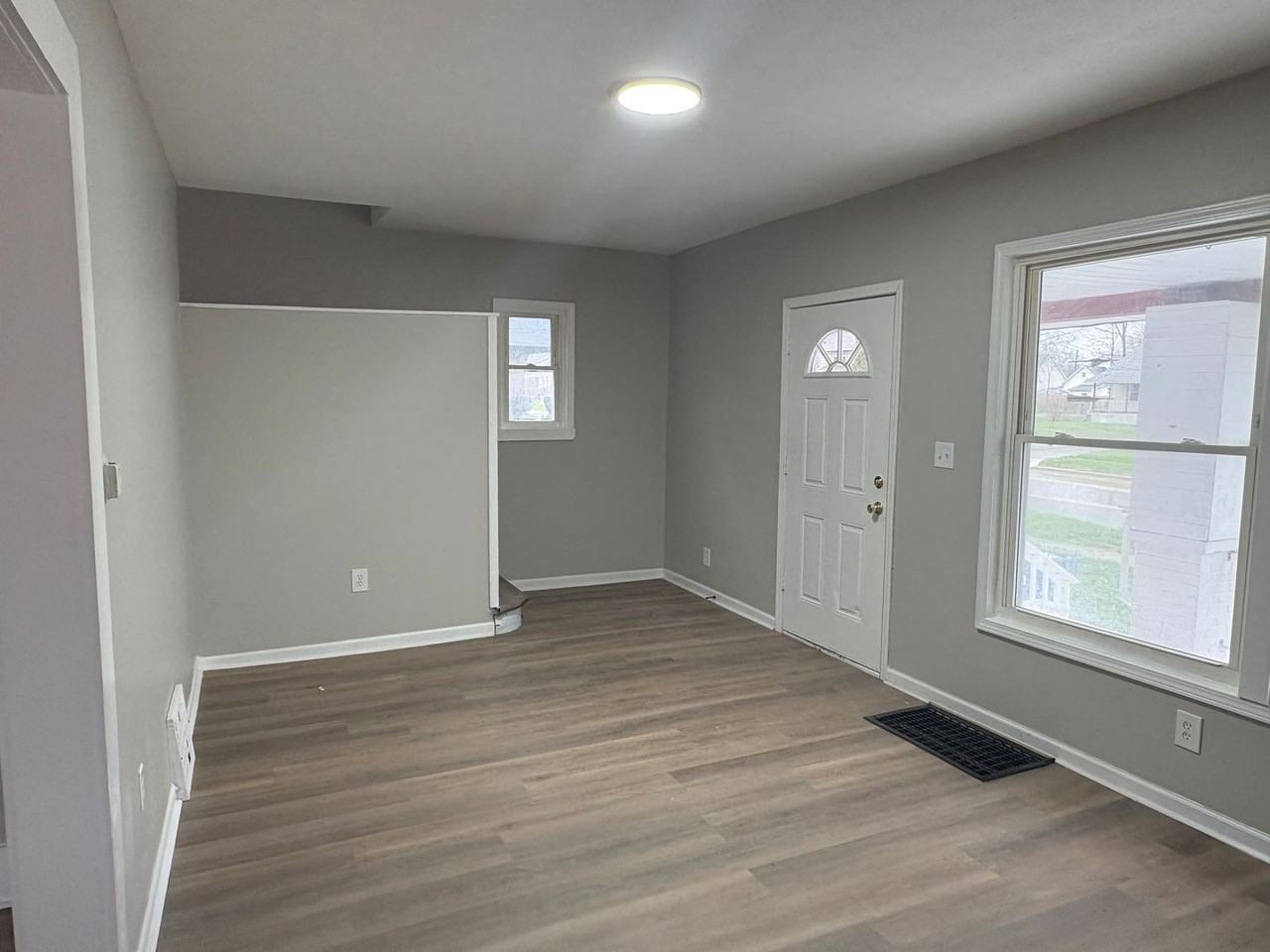 1046 W 21st St - Photo 6 of 16