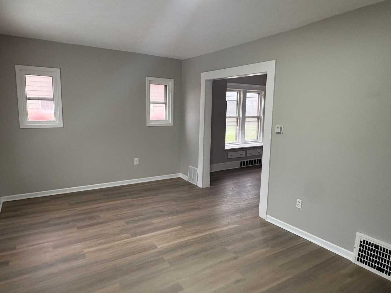 1046 W 21st St - Photo 7 of 16