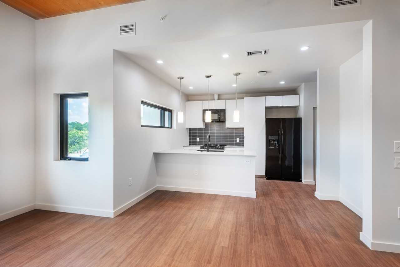 Nova Austin - Photo 6 of 26