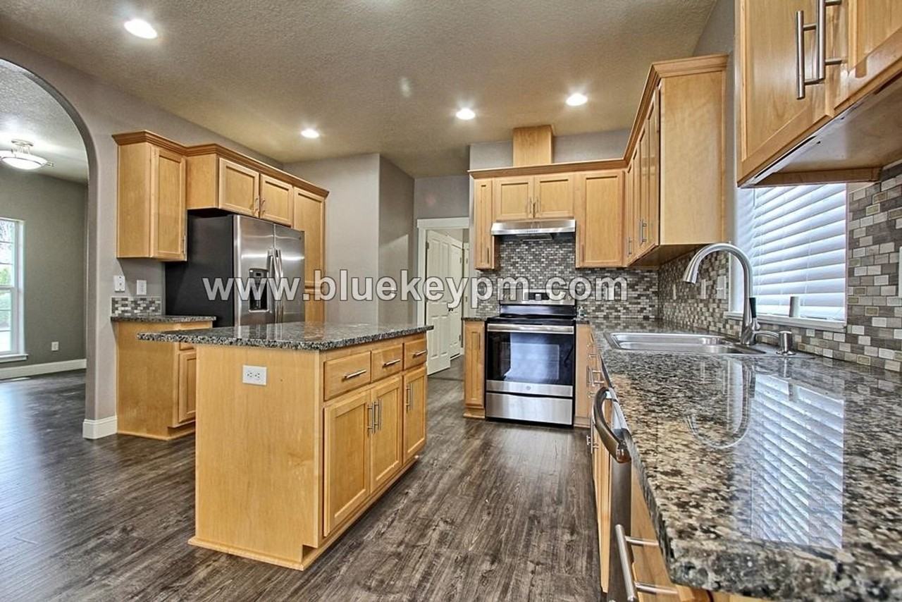 4404 Ne 97th St - Photo 6 of 20