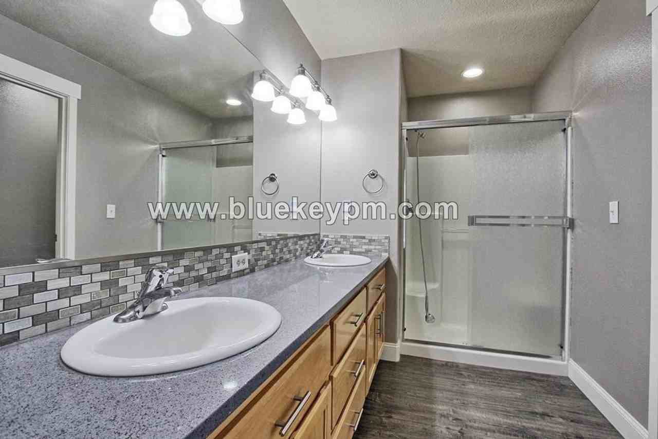 4404 Ne 97th St - Photo 3 of 20