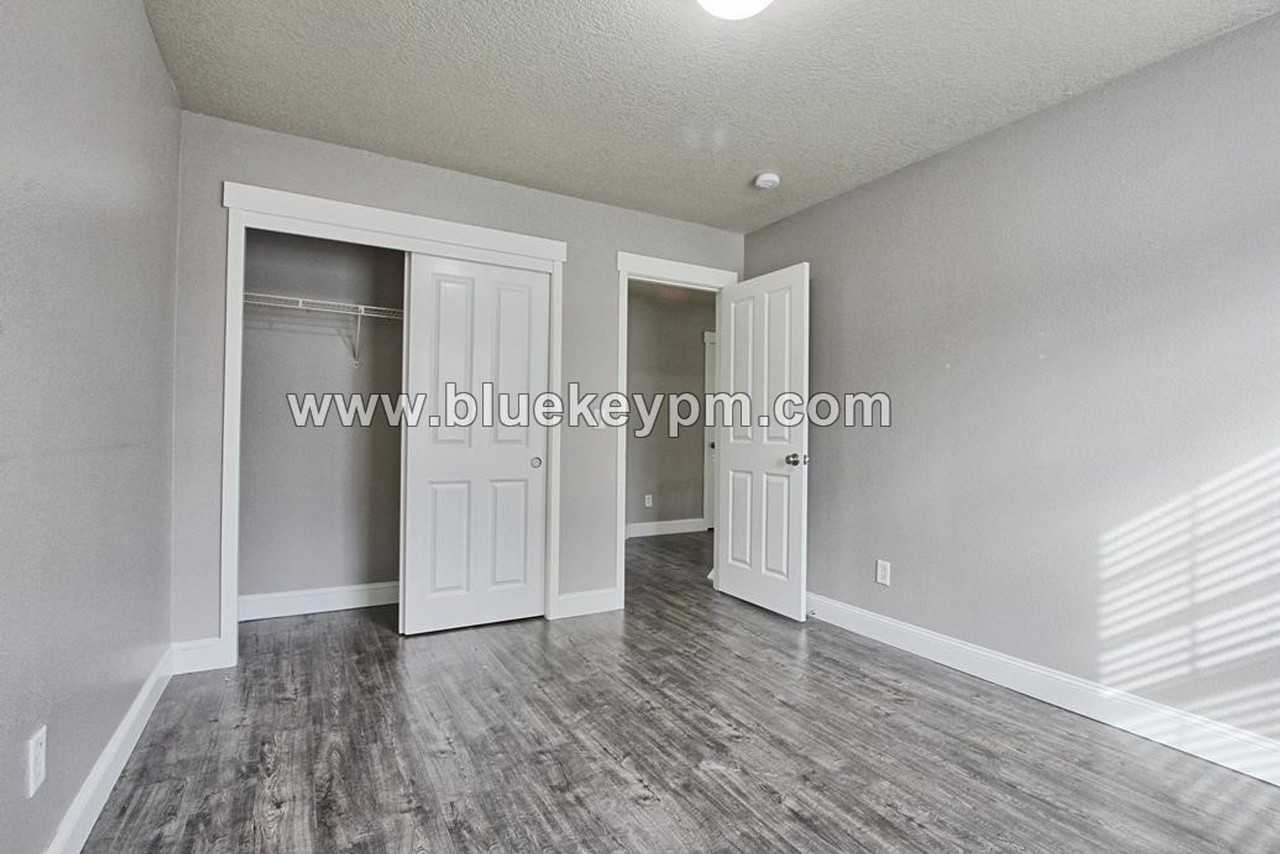 4404 Ne 97th St - Photo 2 of 20
