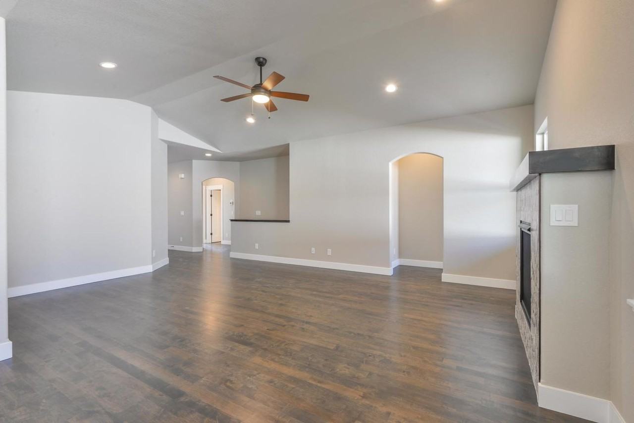 1516 Tundra Ave - Photo 2 of 21