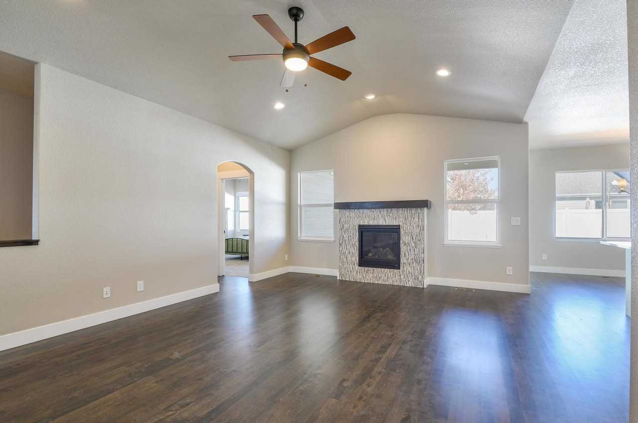 1516 Tundra Ave - Photo 4 of 21