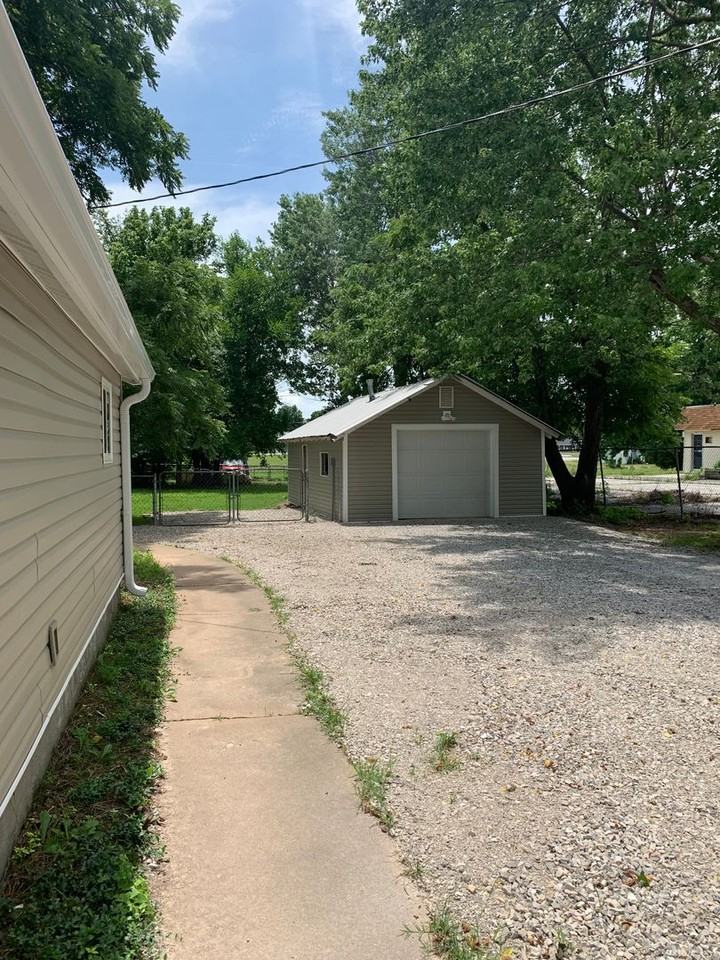 212 W Blaze Rd - Photo 4 of 26