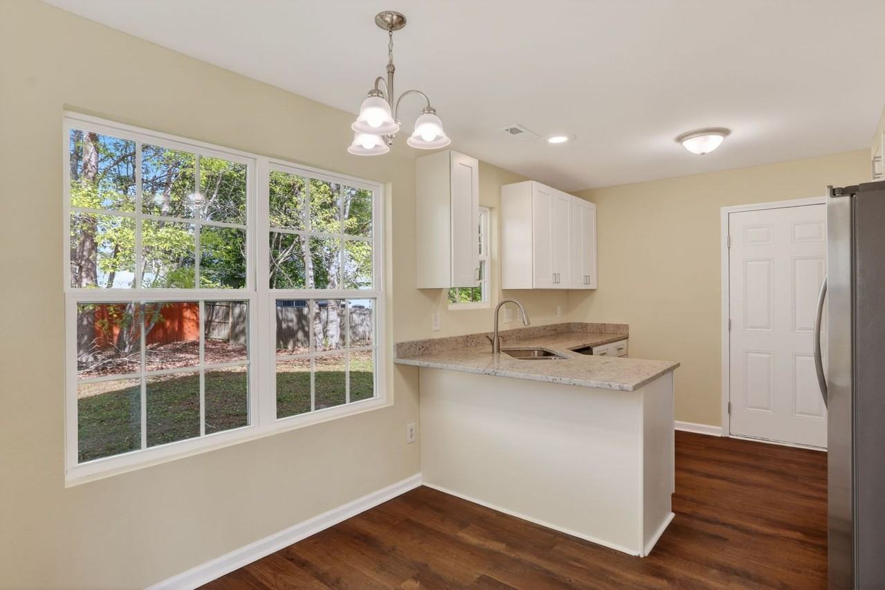 713 Emerald Ct - Photo 5 of 17