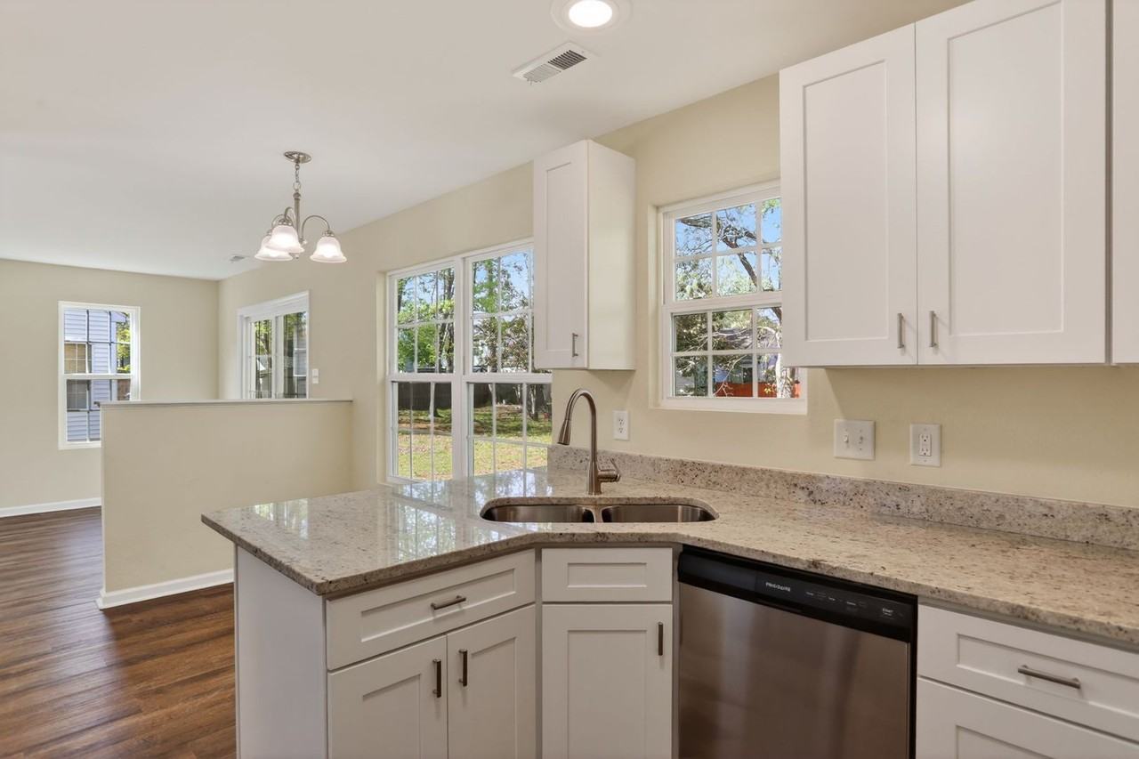 713 Emerald Ct - Photo 7 of 17