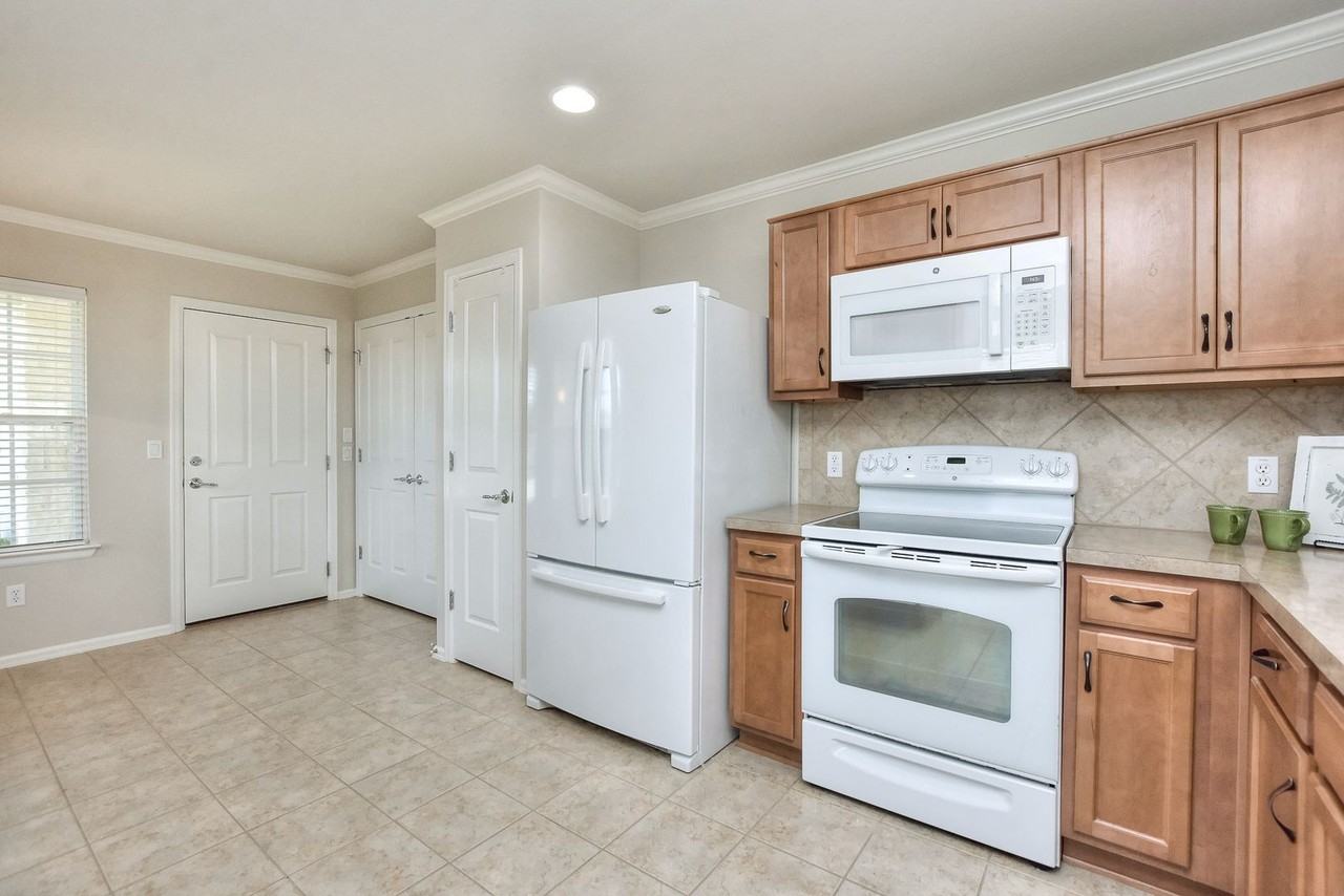 305 Barrington Farm Ct - Photo 6 of 40