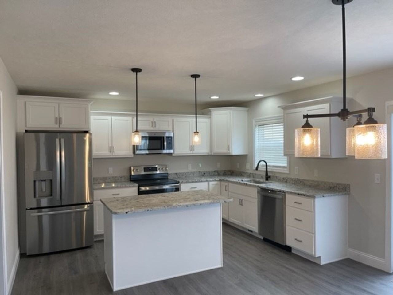 1605 Peppermill Ln - Photo 3 of 12