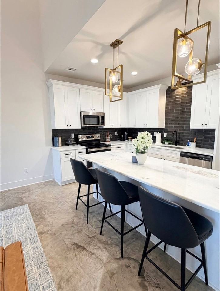 404A Highland Oaks Ln - Photo 5 of 13