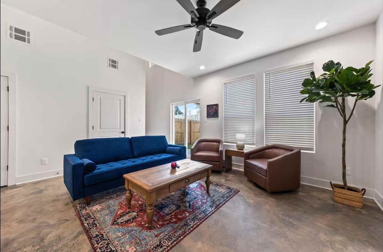 502A Highland Oaks Ln - Photo 3 of 17