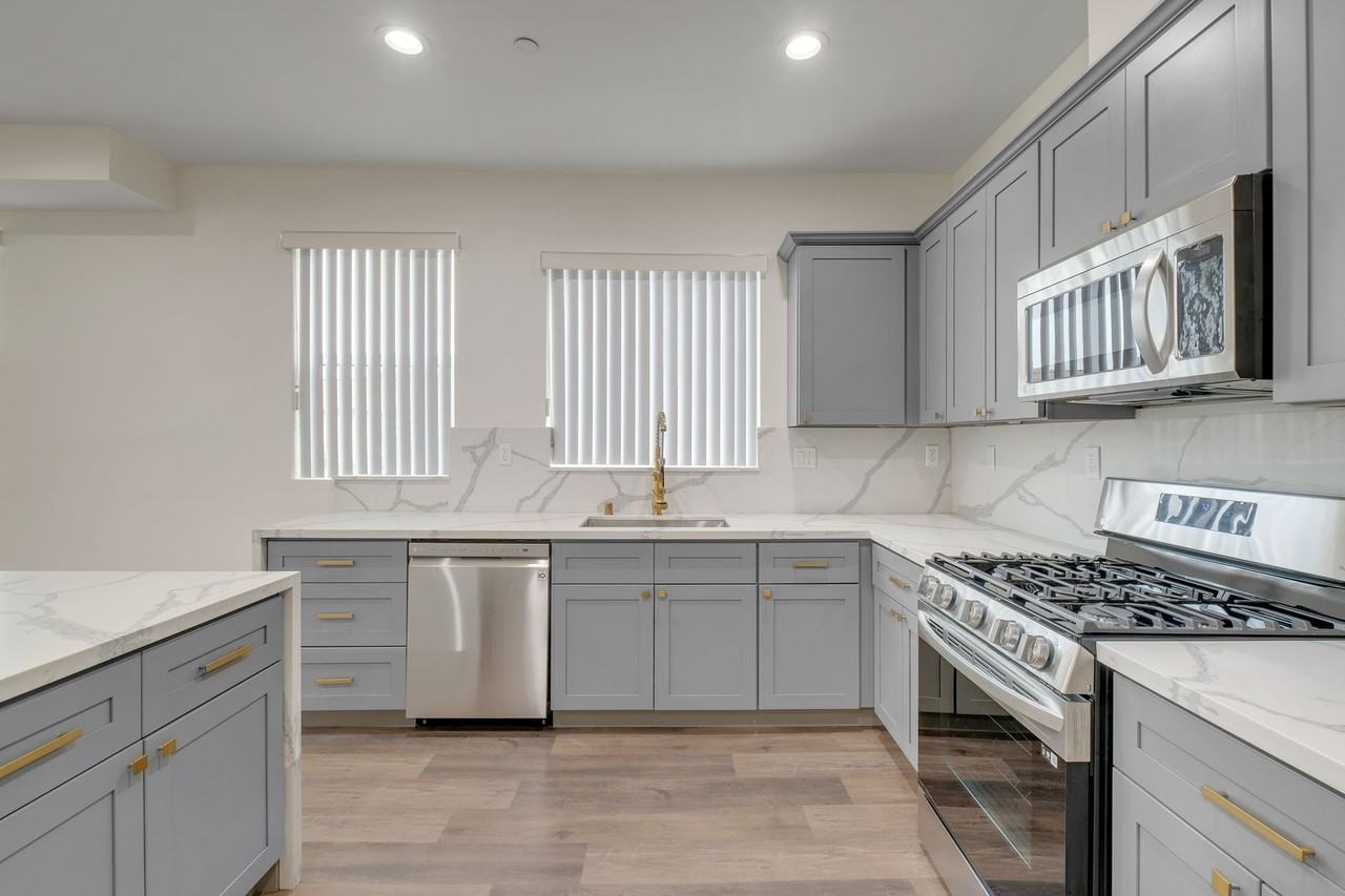 11619 Ayres Ave - Photo 3 of 27