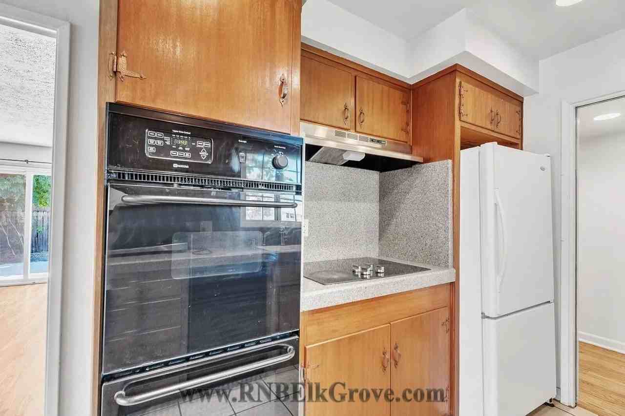 4930 Bonniemae Way - Photo 5 of 24