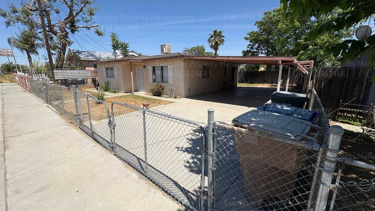 820 Moore St - Photo 3 of 32