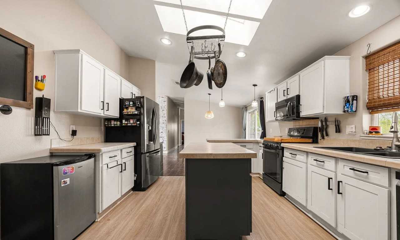 922 W Vulcan Ave - Photo 2 of 17