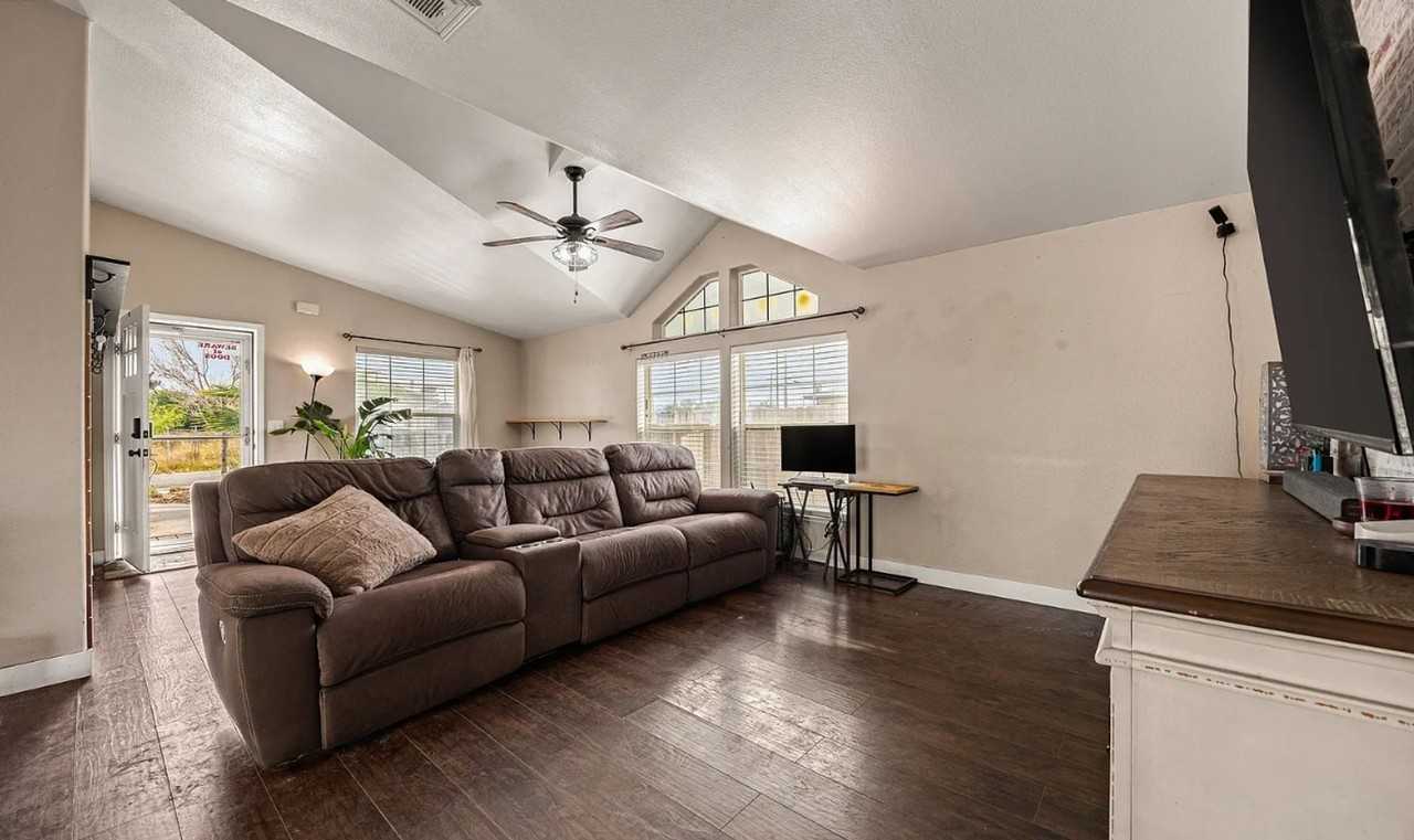 922 W Vulcan Ave - Photo 4 of 17