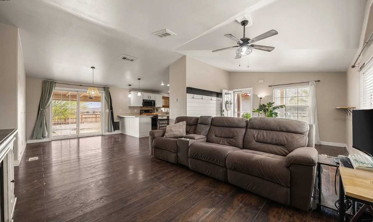 922 W Vulcan Ave - Photo 5 of 17