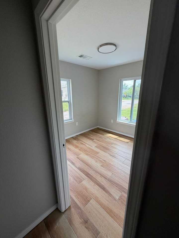 1909 N May Ave - Photo 5 of 12