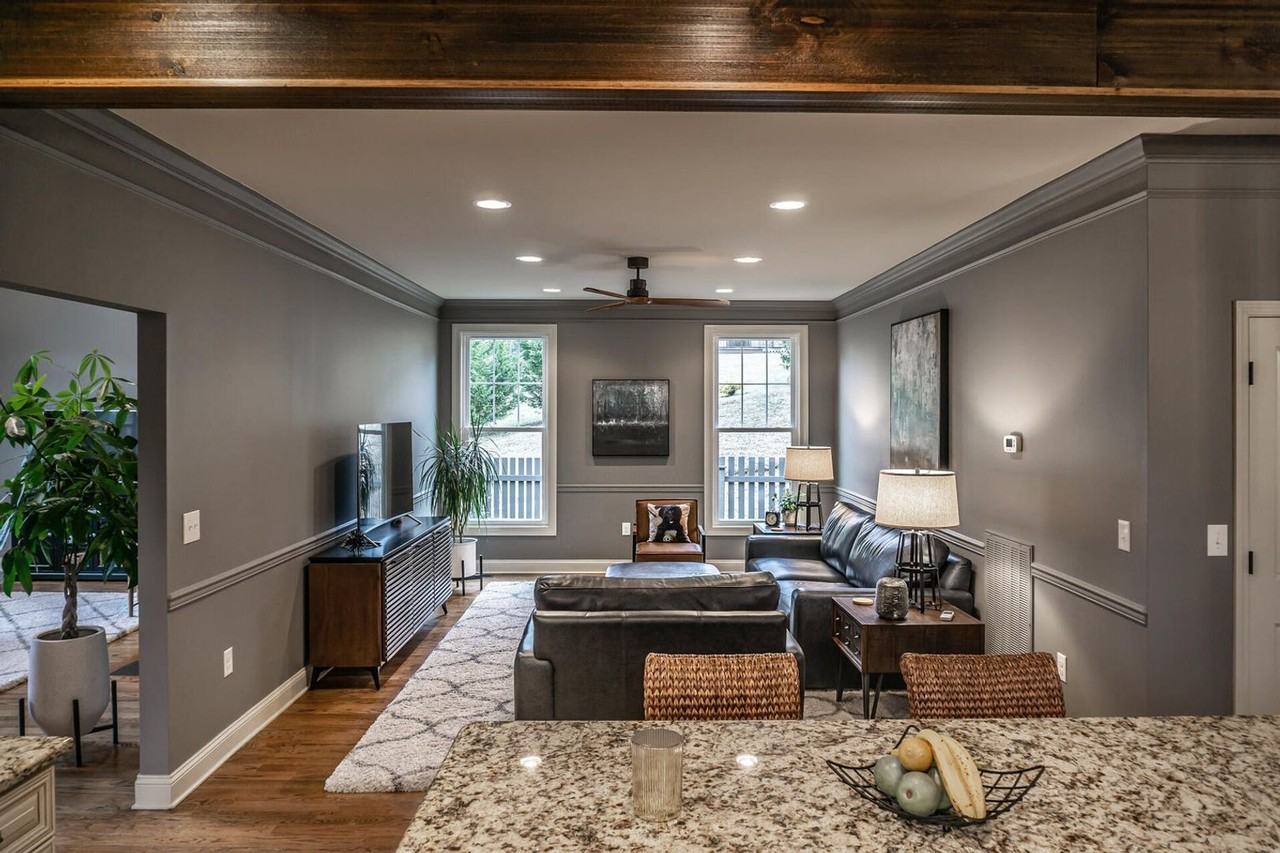 2109 Westwind Dr - Photo 3 of 15