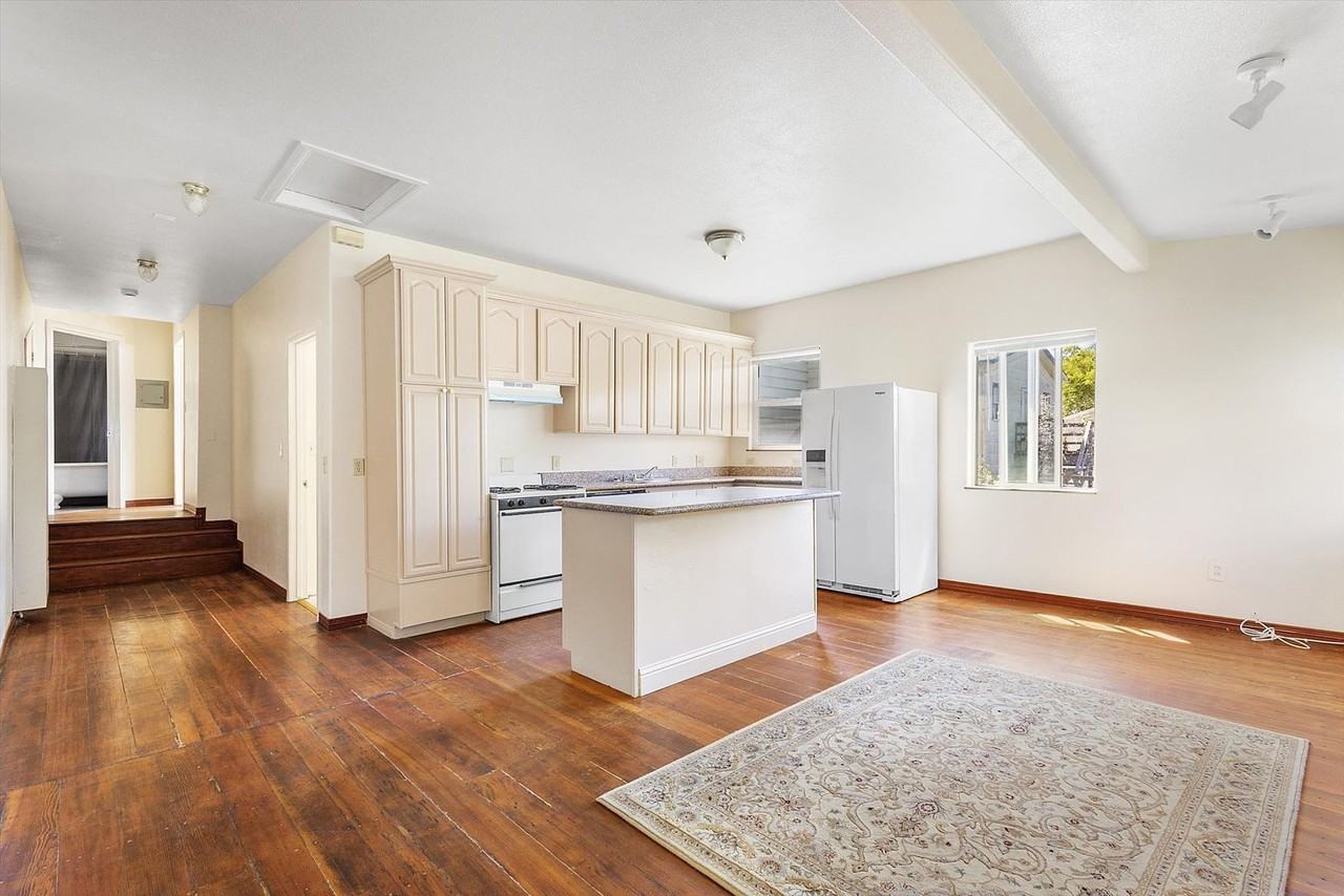 1431 Linden St #B - Photo 3 of 15