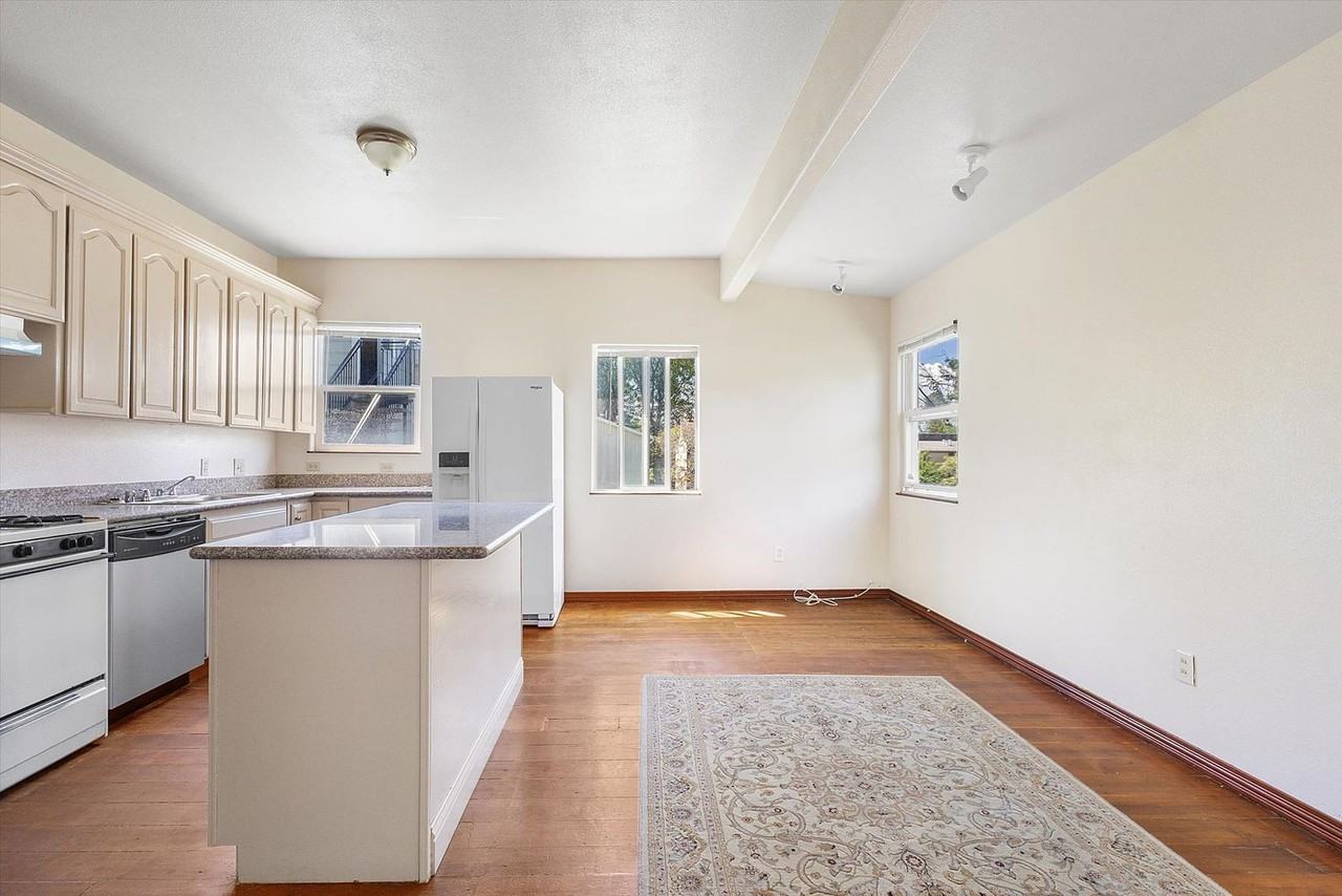 1431 Linden St #B - Photo 4 of 15