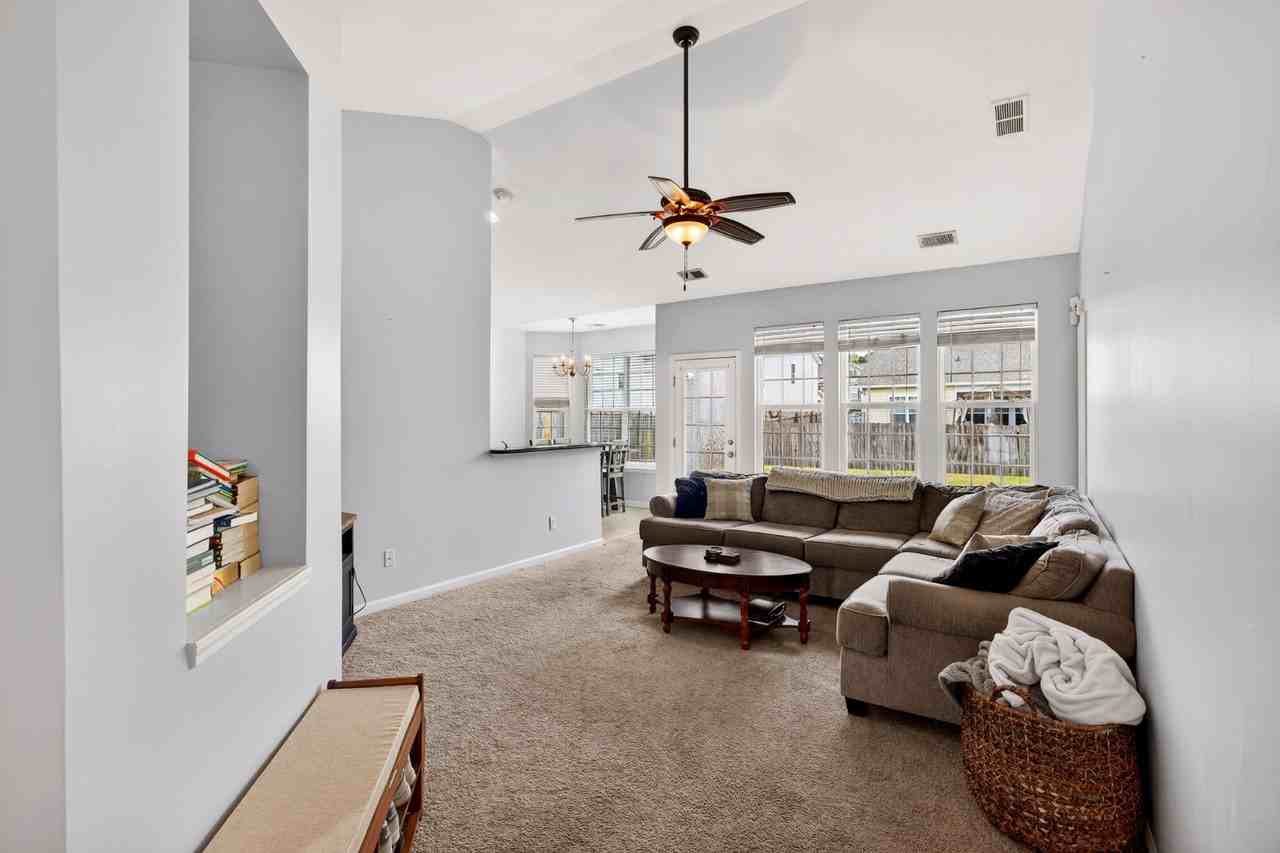 7736 Kinston St - Photo 4 of 11