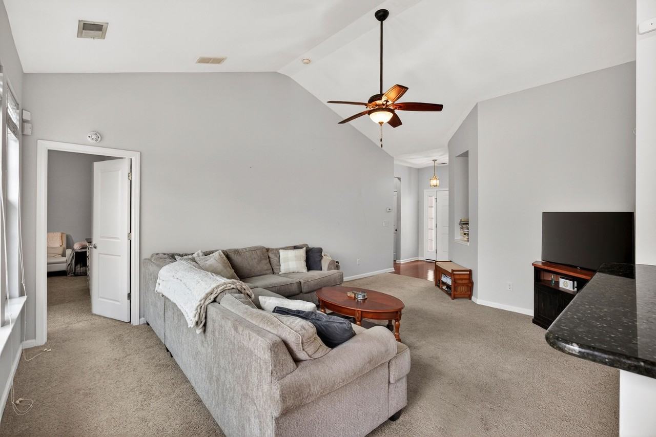 7736 Kinston St - Photo 5 of 11