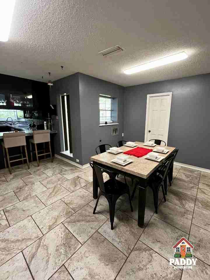 410 E 4th St - Photo 7 of 11