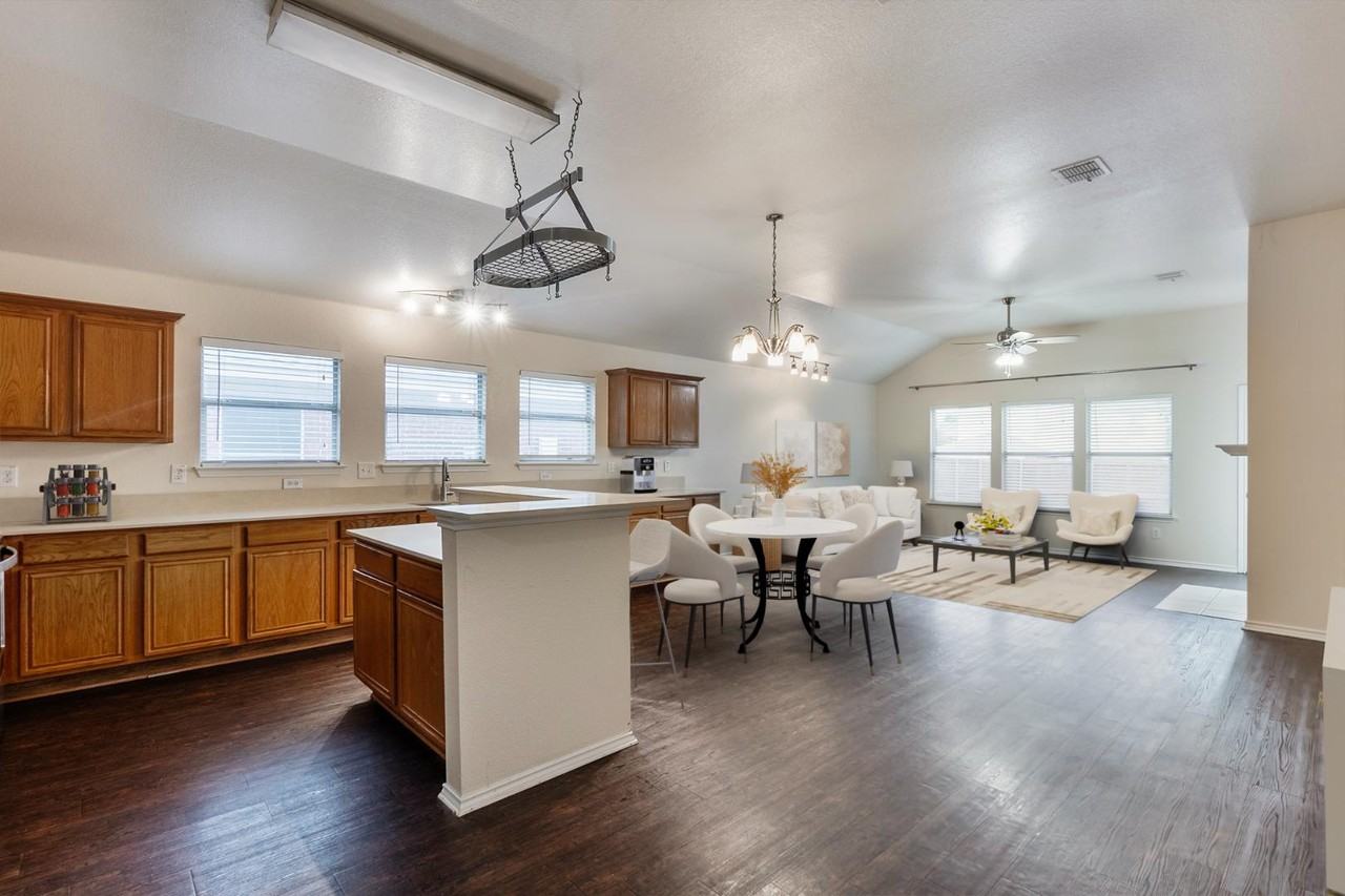 2807 Lakefield Dr - Photo 4 of 20