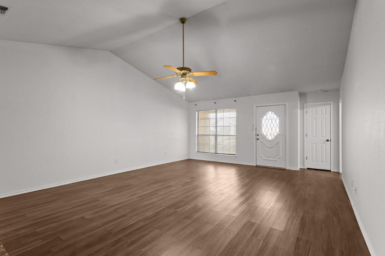 6505 Towne Park Dr - Photo 4 of 10