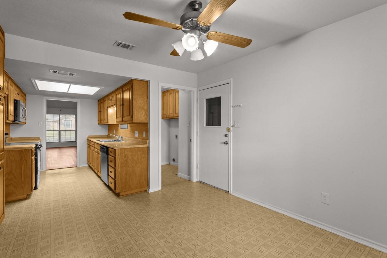 6505 Towne Park Dr - Photo 7 of 10