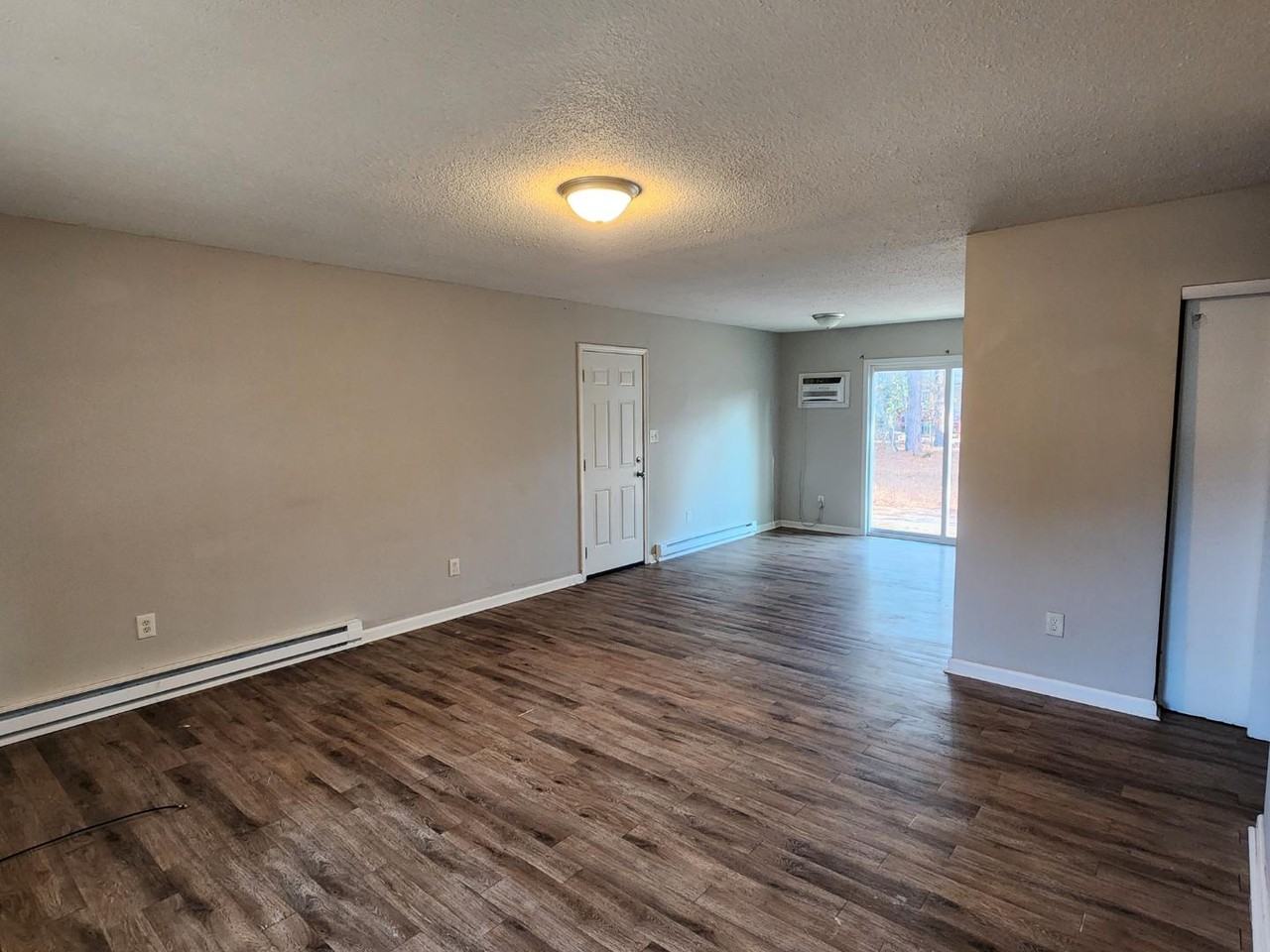 408 Sheila St - Photo 4 of 11