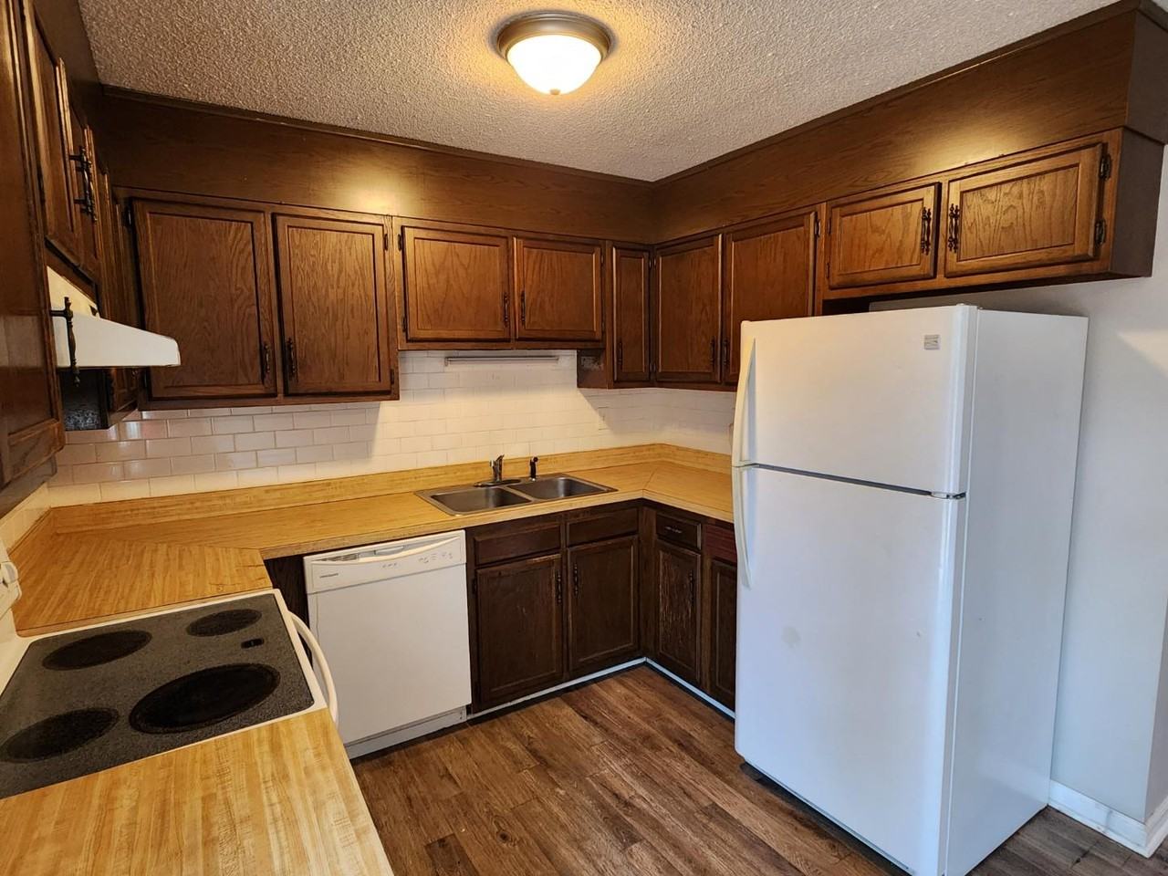 408 Sheila St - Photo 5 of 11