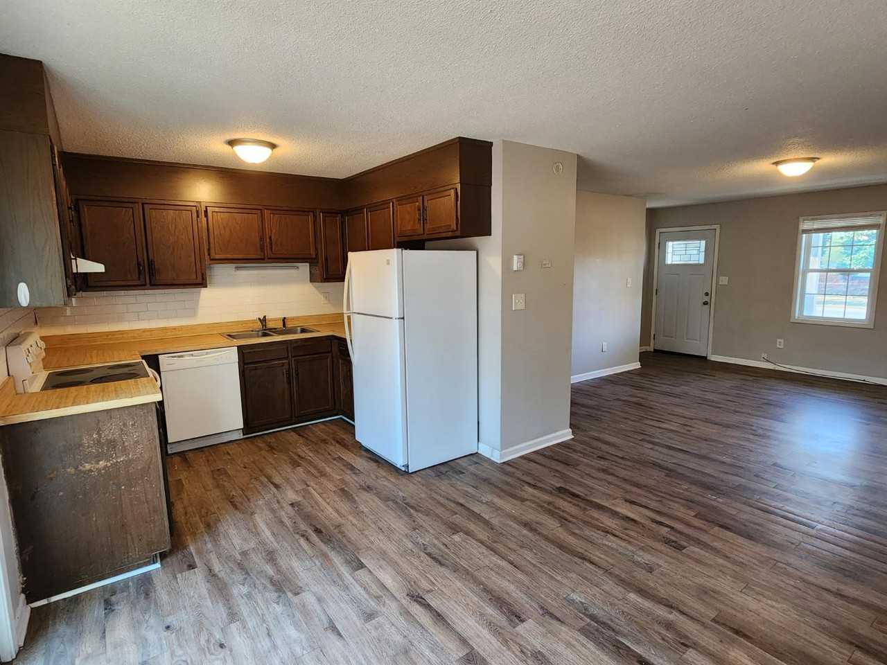 408 Sheila St - Photo 6 of 11